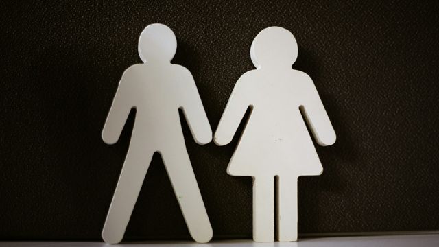 Male and female stick figures, illustrating how multiple myeloma affects the different sexes. 