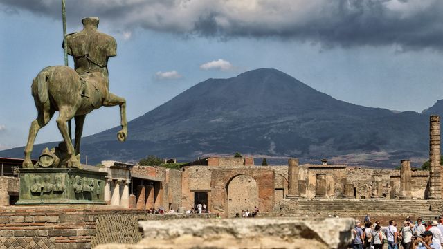 Ancient ruins of Pompeii with Mount Vesuvius, illustrating limescale buildup in the city’s historic water system. 