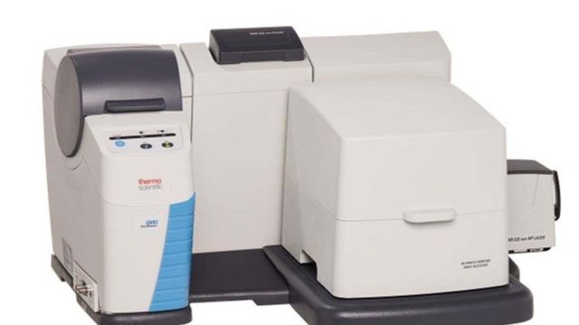 Benchtop Raman spectroscopy instrument used for chemical and molecular analysis in laboratory settings. 