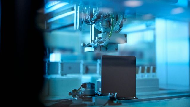 Automated transport analyzer handling samples in a high-tech laboratory system. 