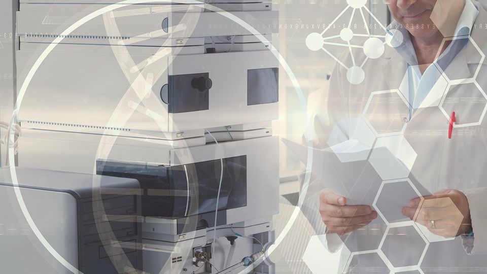 Researcher using chromatography-free mass spectrometry for advanced NPS screening and analysis.