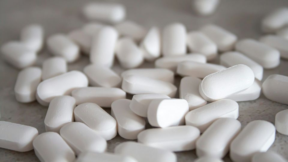 A scattered pile of oval pharmaceutical pills.