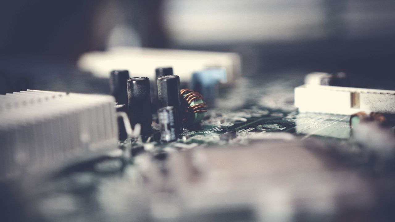 Living Bacterial Circuits Mimic Electronic Transistors