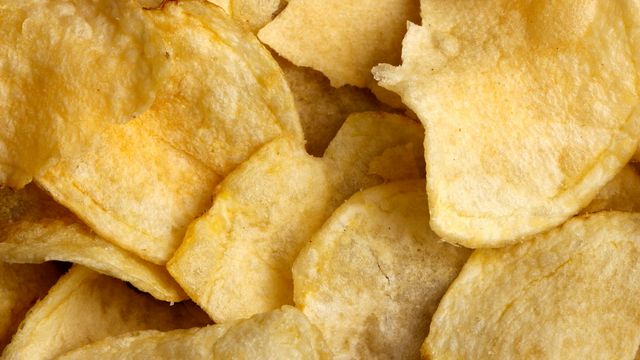 A close-up photography of potato chips, a common type of ultra-processed foods. 