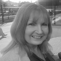 A photo of Professor Lynne Sneddon.